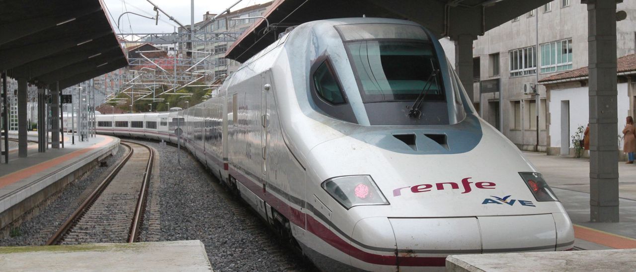 Tren AVE en la estación de Ourense.