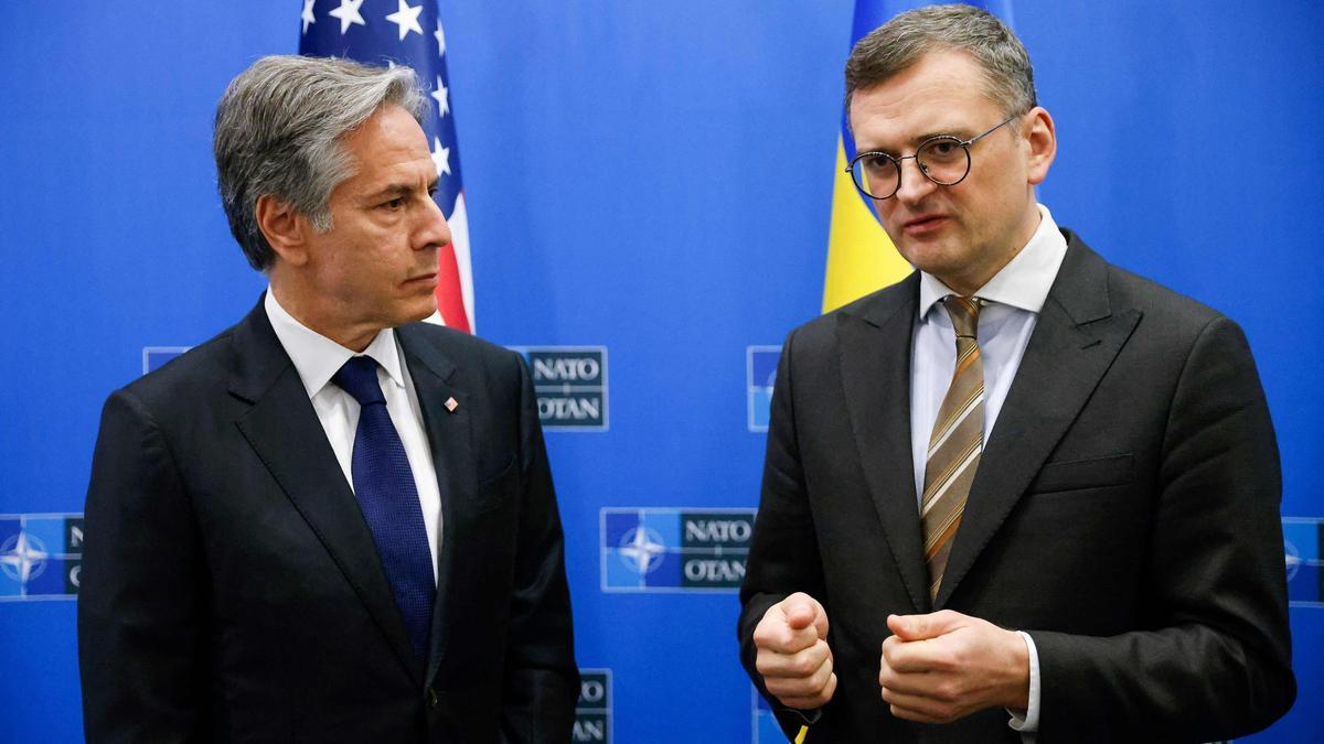 El secretario de Estado de EEUU, Antony Blinken, y el ministro de Exteriores ucraniano, Dmitro Kuleba, este jueves en la sede de la OTAN en Bruselas.