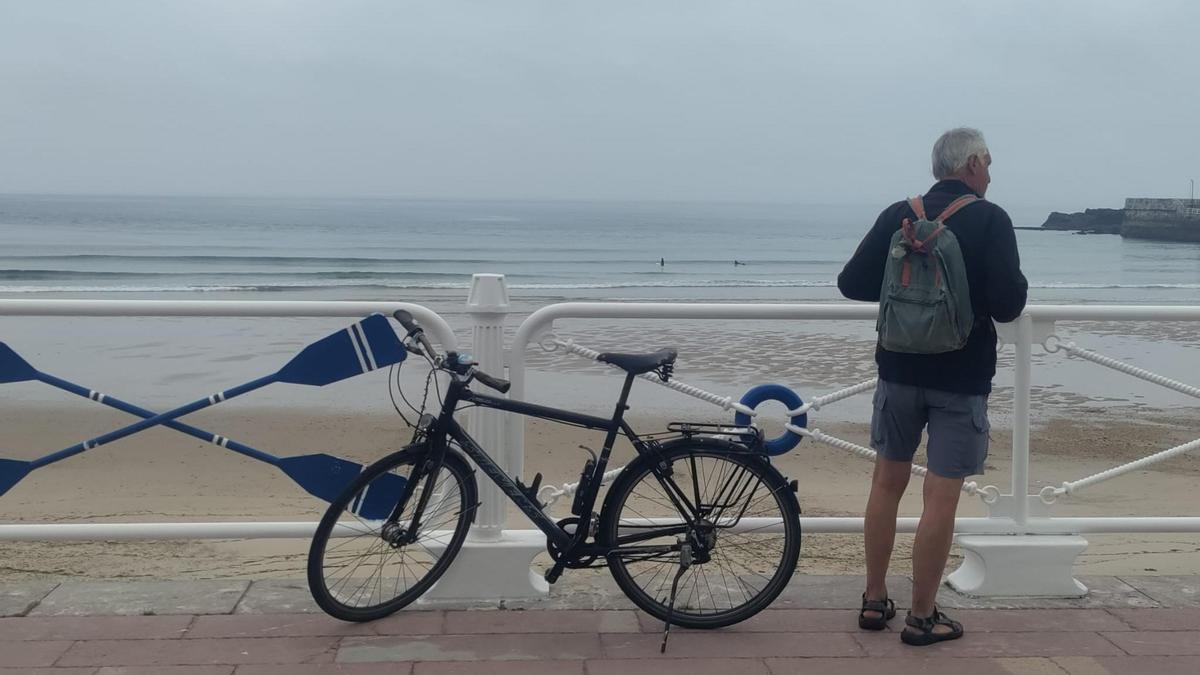 Un usuario de bicicleta en el paseo de Santa Marina