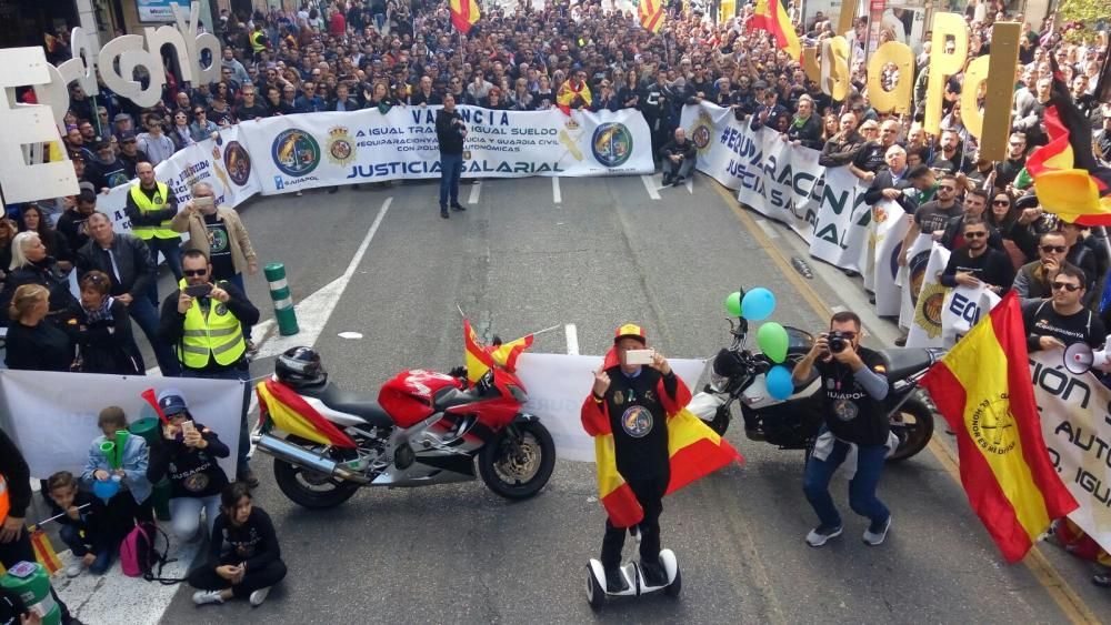 Policías y guardias civiles reclaman en Valencia la equiparación salarial