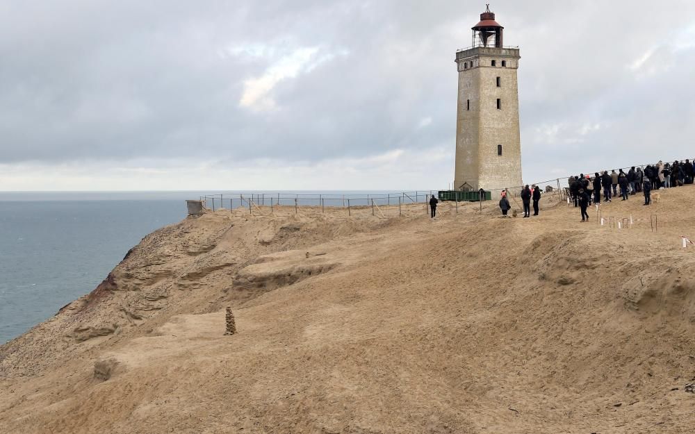 Dinamarca traslada un faro histórico para salvarlo del avance del mar.
