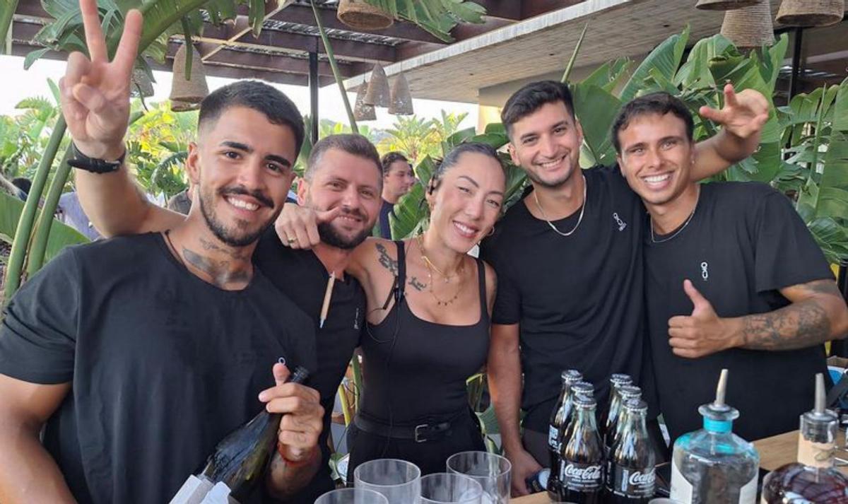 Divertido equipo de cocteleros.
