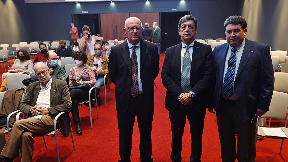 Por la izquierda, Miguel Agulló, Eduardo García Morilla y Miguel Ángel Aguaviva, ayer, en el Club Prensa Asturiana de LA NUEVA ESPAÑA, antes del inicio del acto. | Miki López