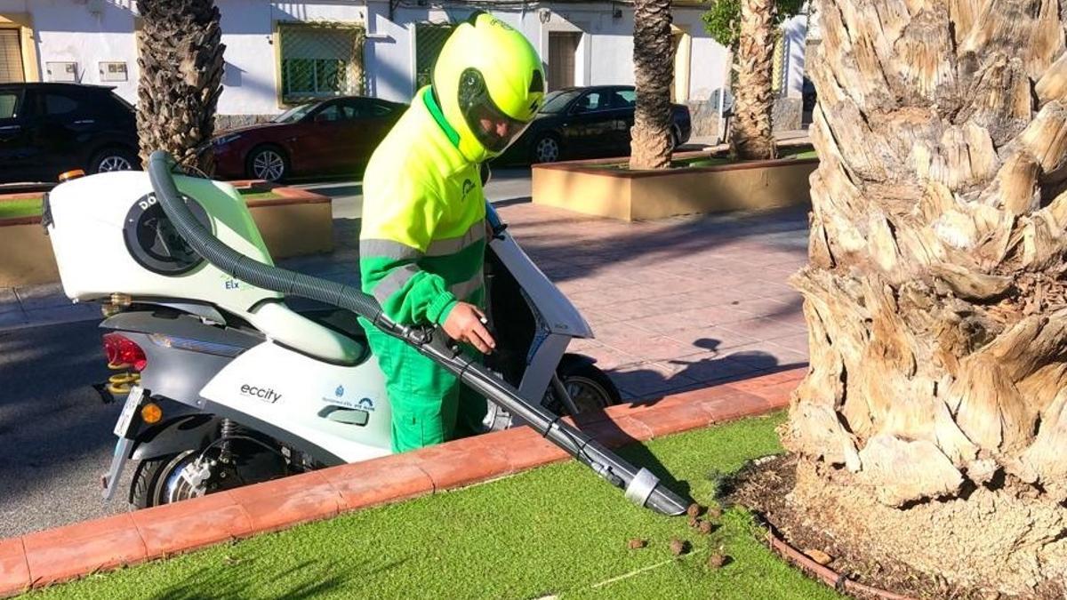 La "motodog" permite llegar a puntos donde la maquinaria de barrido no llega / Información