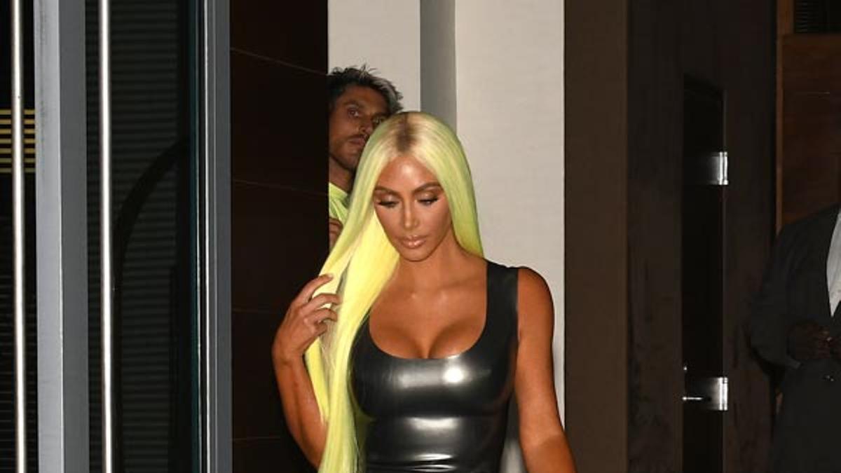 Kim Kardashian con el pelo amarillo fosforito