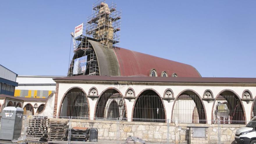La iglesia de San Juan de Nieva, con su fachada andamiada. | María fuentes