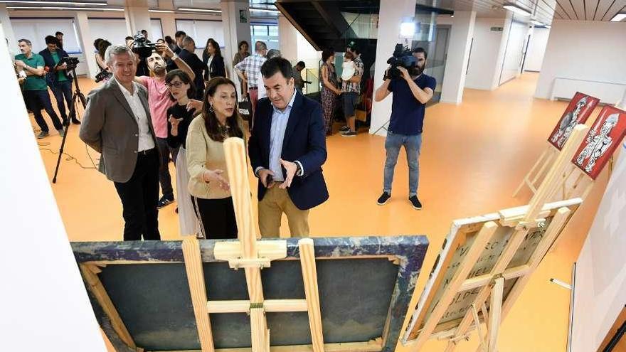 La familia de Moldes acompañó a Rueda y Rodríguez en la presentación de la fundación. // G. Santos