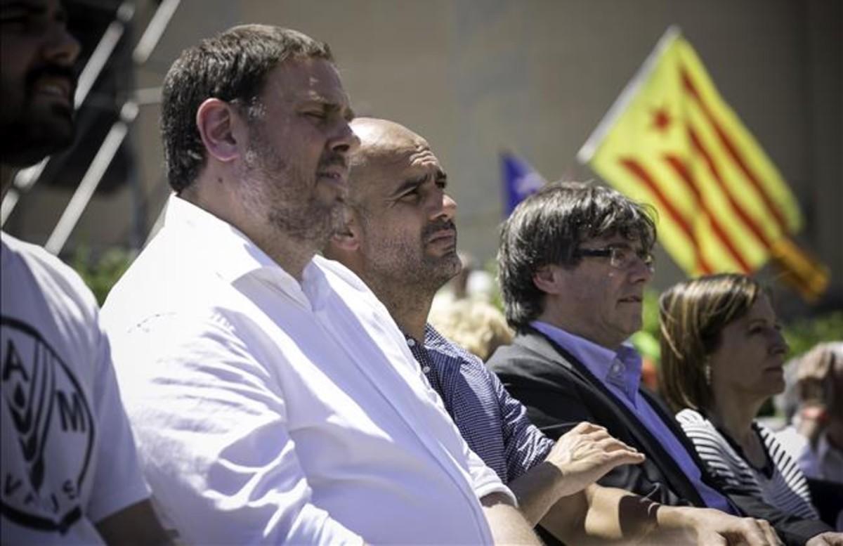 El técnico del Manchester City, Pep Guardiola, arropado por el vicepresidente de la Generalitat, Oriol Junqueras, el ’president’, Carles Puigdemont, y la presidenta del Parlament, Carme Forcadell.