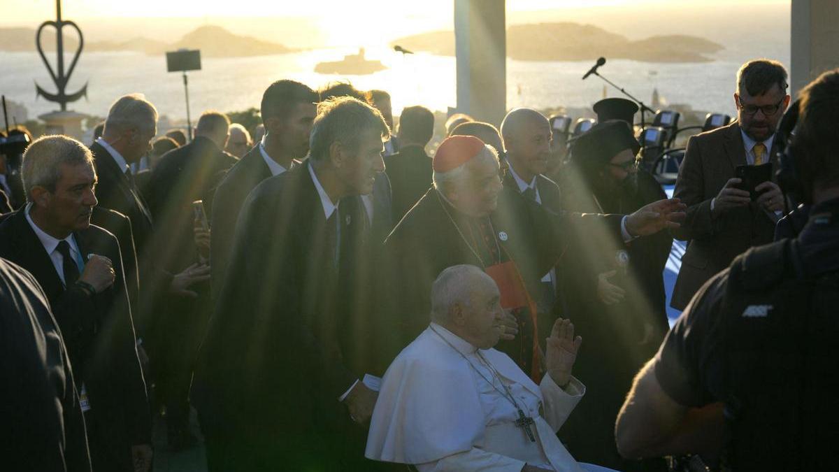 El Papa abandona el homenaje en el memorial a los marineros y migrantes muertos en el mar, este viernes en Marsella.