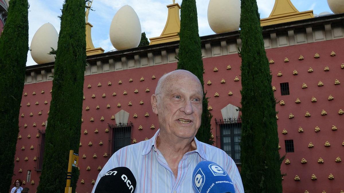 Marià Lorca, davant la Torre Galatea de Figueres.