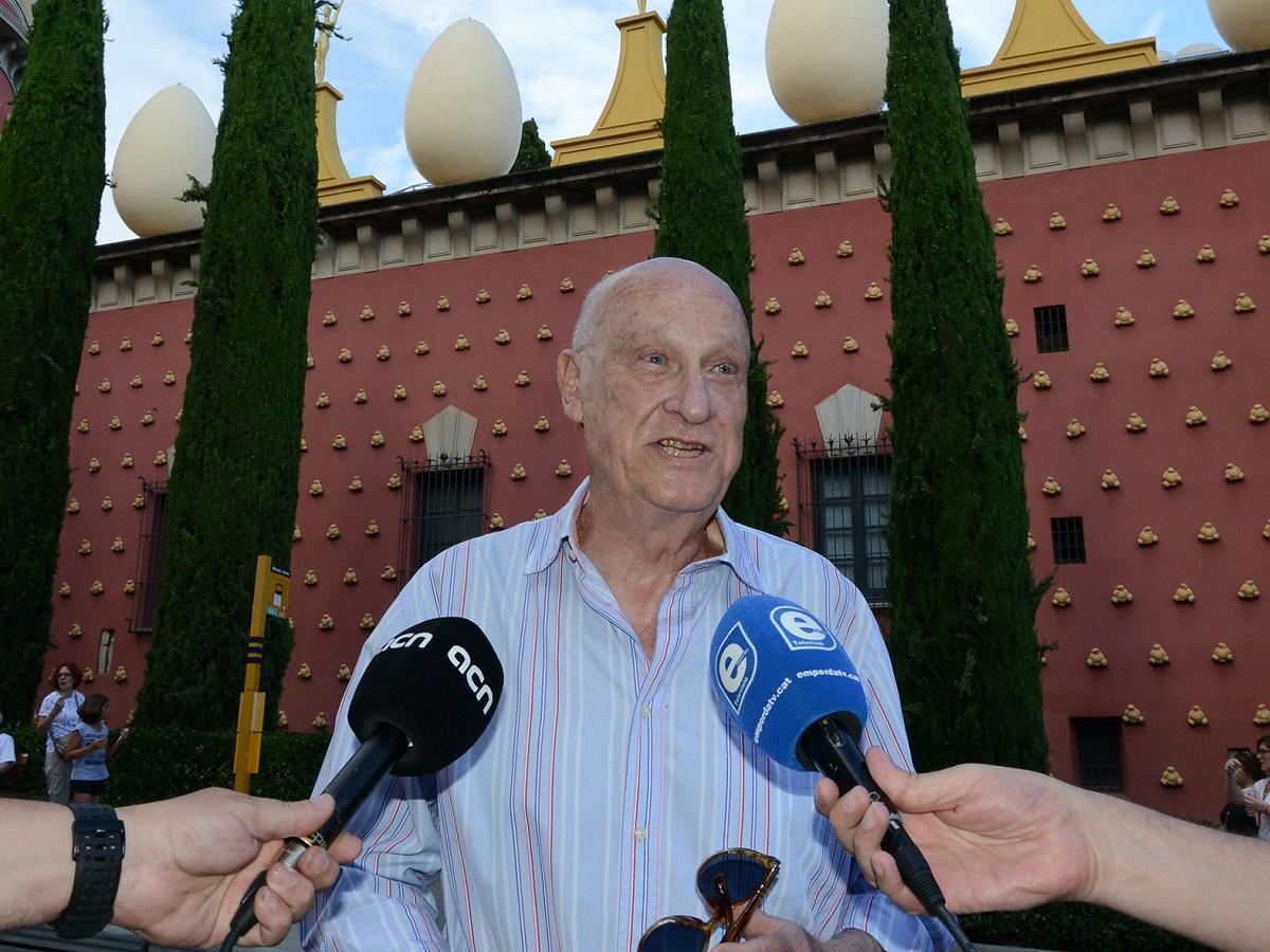 Marià Lorca, davant la Torre Galatea de Figueres.