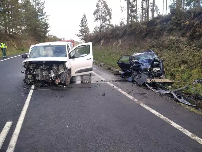 Impactante accidente por colisión frontal en Aranga (A Coruña)