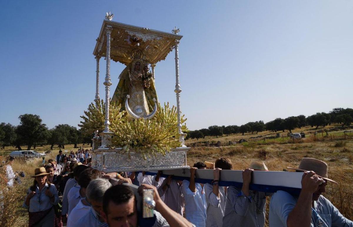La patrona es portada a hombros en sus andas plateadas.