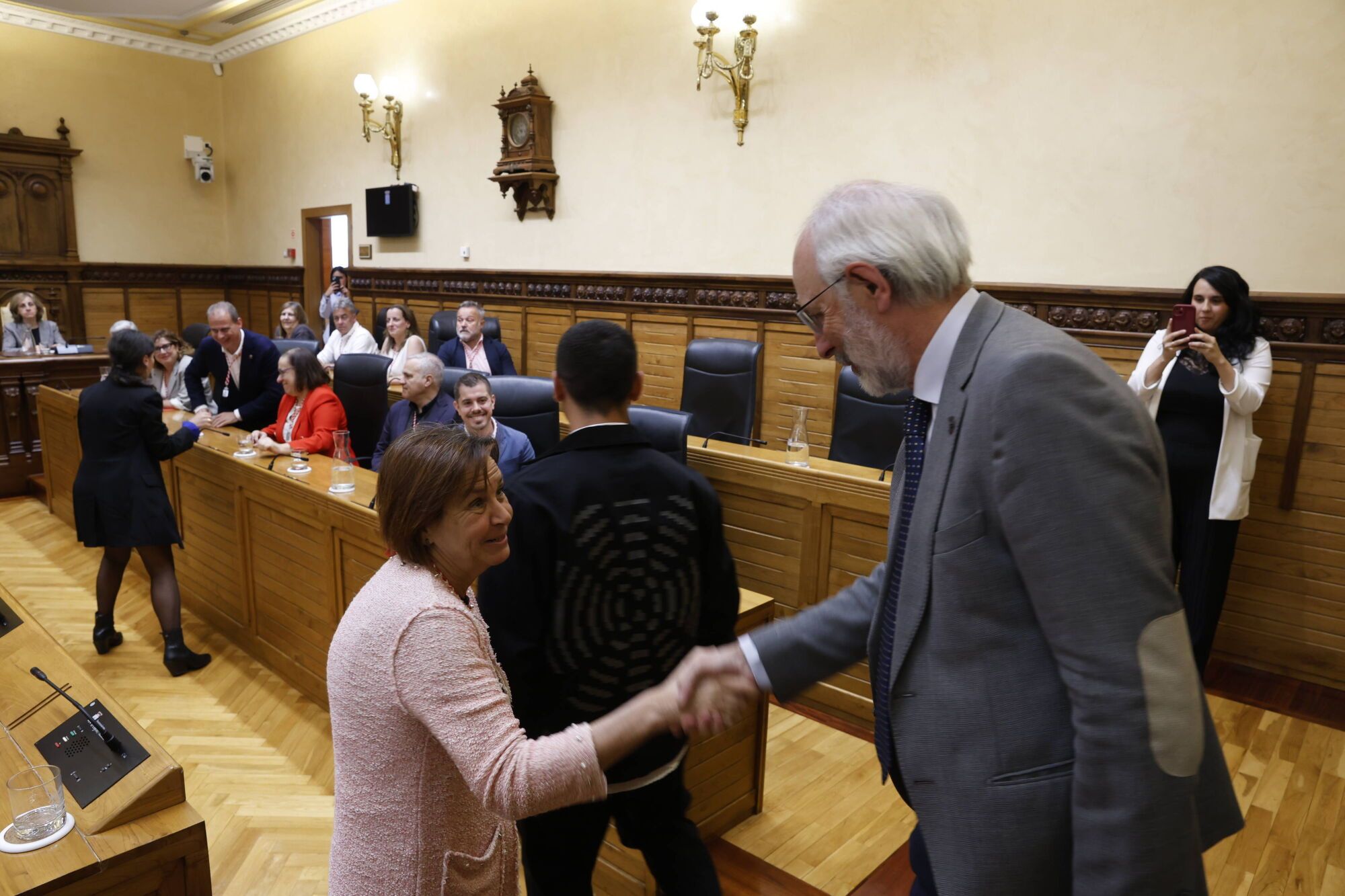 EN IMÁGENES: Gijón honra a sus vecinos ejemplares, ahora sí, tras la interrupción provocada por el apagón