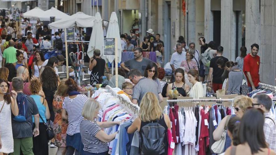 Un carrer comercial de Girona