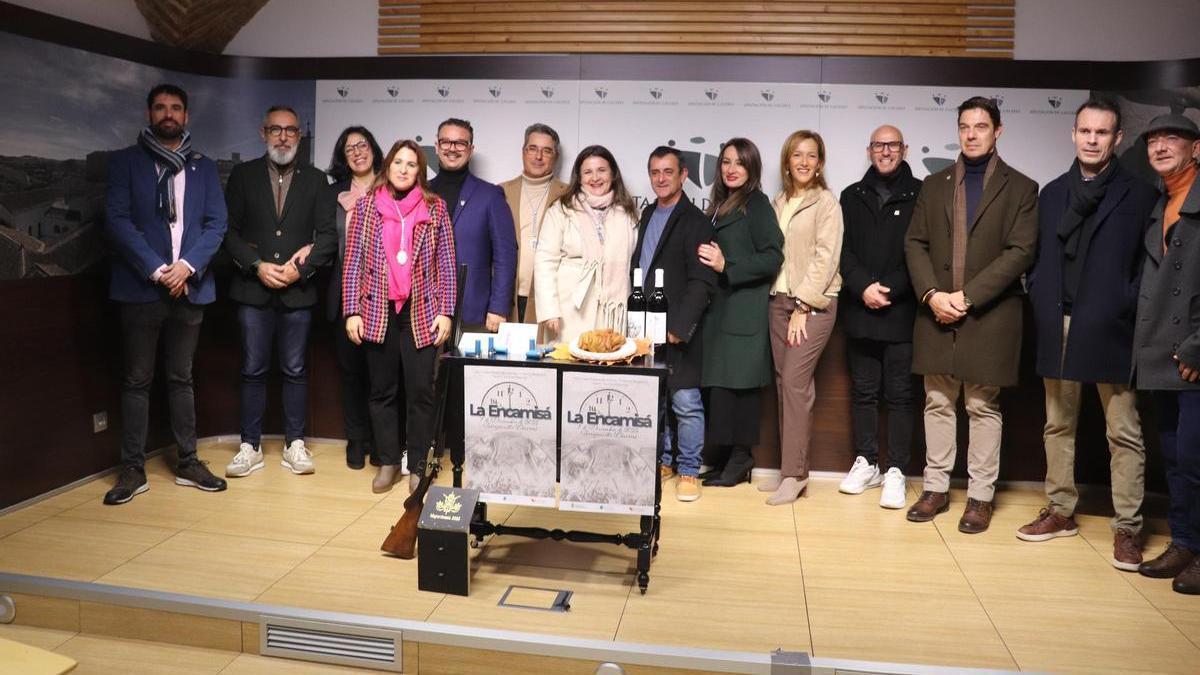 Alcalde de Torrejoncillo, mayordomos y Paladines de La Encamisá junto a la diputada de Turismo, Elísabeth Martín, en la presentación de la fiesta.