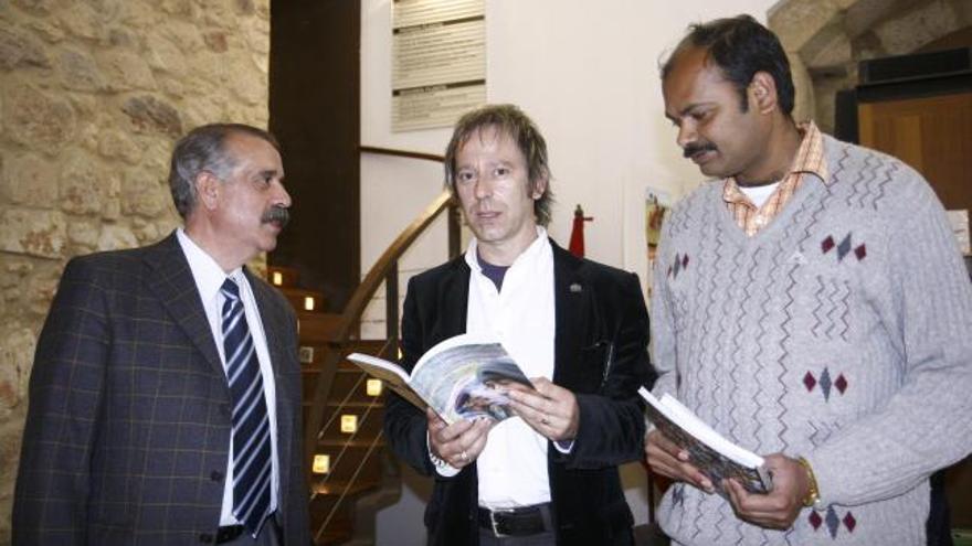 José L. Bermúdez (diputado de Cultura), Jesús Losada y Sachi Mishra (de la Universidad de Nueva Delhy), en la presentación