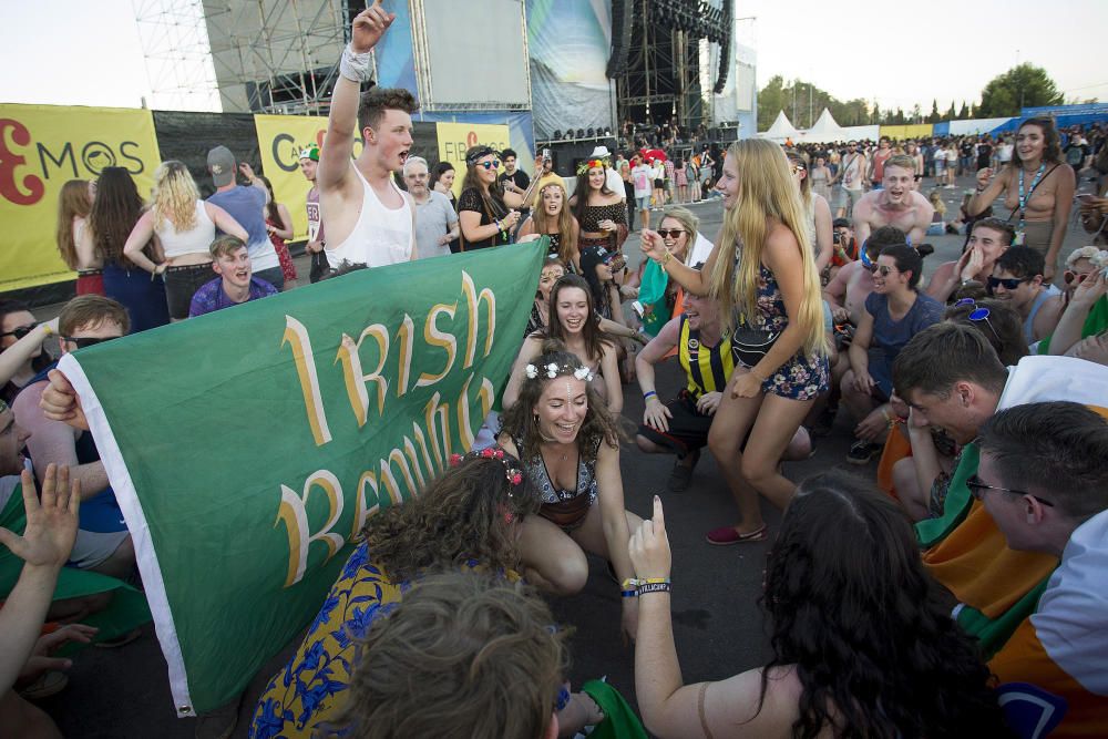 Asistentes irlandeses antes del inicio del concierto de Walking on Cars