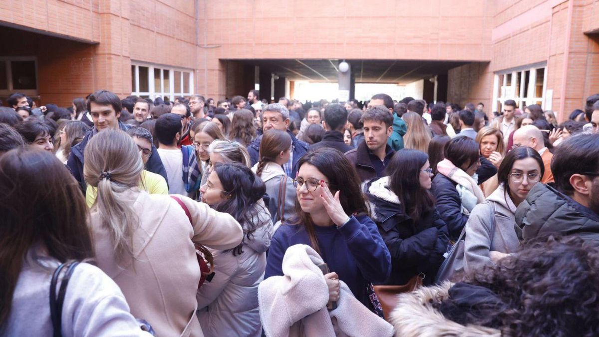 Aspirantes a MIR, antes de entrar a un examen en el campus del Cristo, el año pasado.