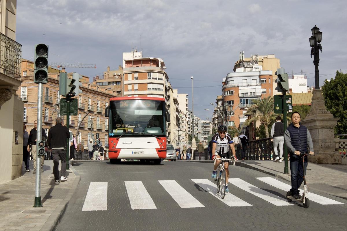 Uno de los autobuses urbanos a su paso por el Puente de los Peligros.