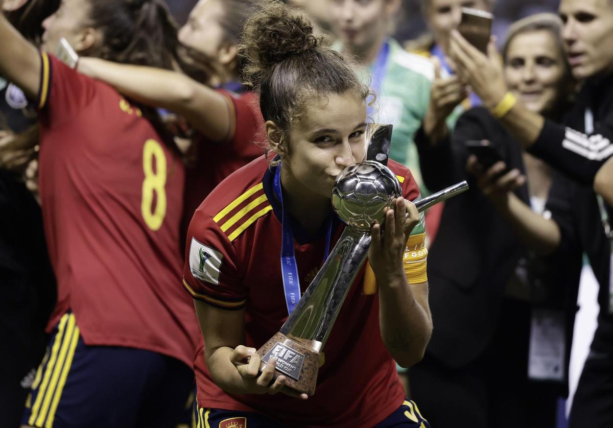 AMDEP6021. SAN JOSÉ (COSTA RICA), 28/08/2022.- Ana Tejada de España besa el trofeo al ganar la Copa Mundial Femenina Sub-20 luego de vencer a Japón hoy, en el estadio Nacional en San José (Costa Rica). EFE/Jeffrey Arguedas