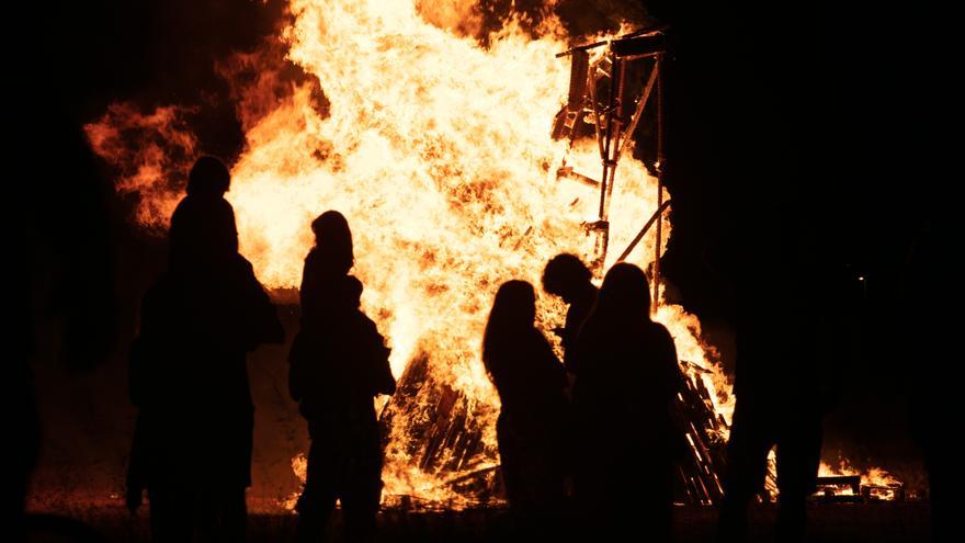 Nit de Sant Joan en Ibiza: ‘Castellers’, fuego y temor por el futuro del catalán