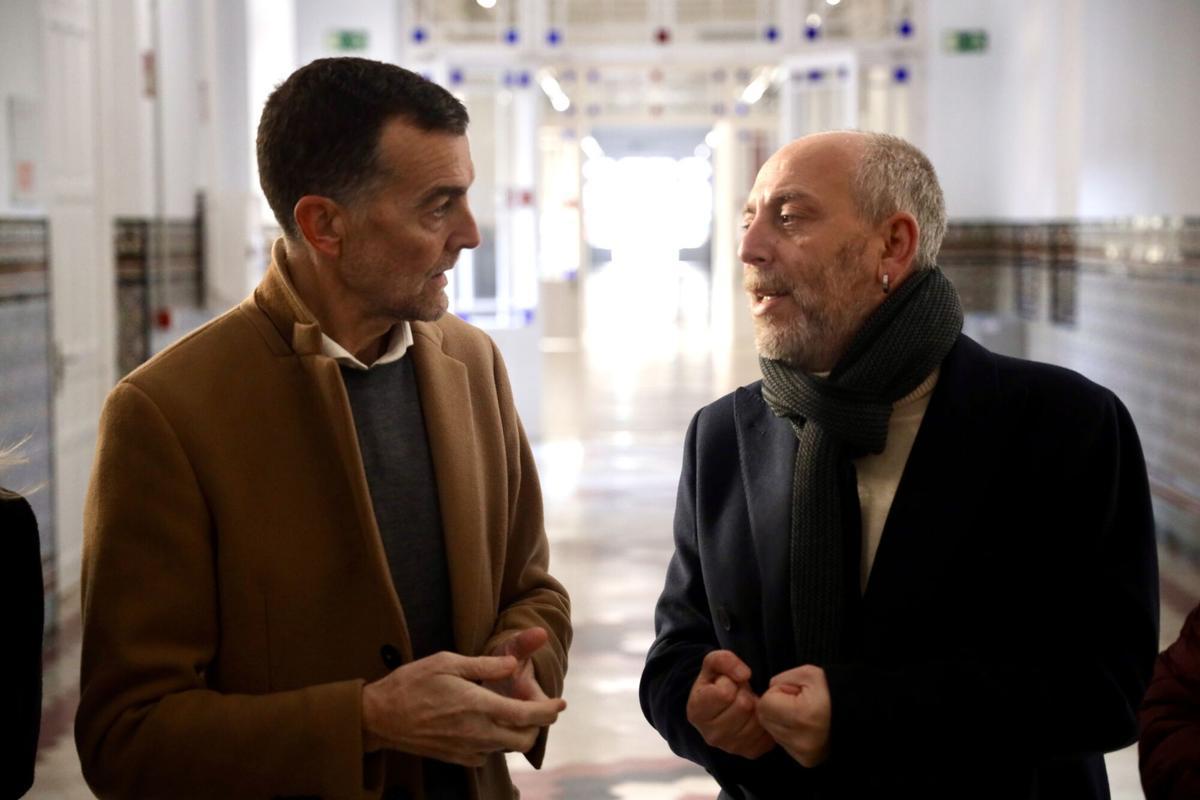 18/01/2026 El coordinador federal de Izquierda Unida (IU), Antonio Maíllo, acompañado del candidato de Por Andalucía por Málaga, Ernesto Alba.. El coordinador federal de Izquierda Unida (IU), Antonio Maíllo, acompañado del candidato de Por Andalucía por Málaga, Ernesto Alba, ha ofrecido declaraciones a los medios con anterioridad del acto de Por Andalucía 'La fuerza de nuestra tierra; la esperanza de nuestro futuro' este domingo en Málaga, en el que ha asegurado que "ni tenemos miedo ni vamos a asumir políticas de recortes" ante el ataque perpetrado por Estados Unidos a Venezuela, "un acto de guerra" al que se le suma que, tras cumplir Trump un año en el Gobierno, quiera "atacar y conquistar por la brava Groenlandia, territorio europeo". ANDALUCÍA ESPAÑA EUROPA MÁLAGA POLÍTICA ALEX ZEA