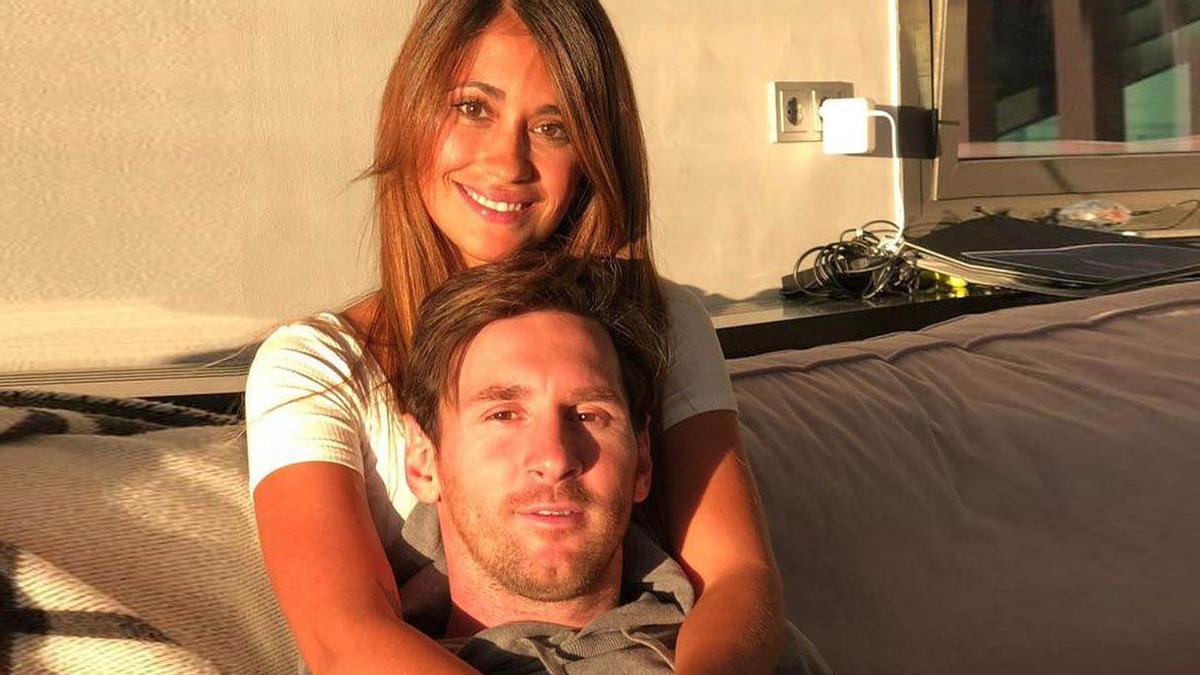 Lionel Messi y su esposa, Antonella Rocuzzo, en su residencia de Castelldefels, el pasado febrero.