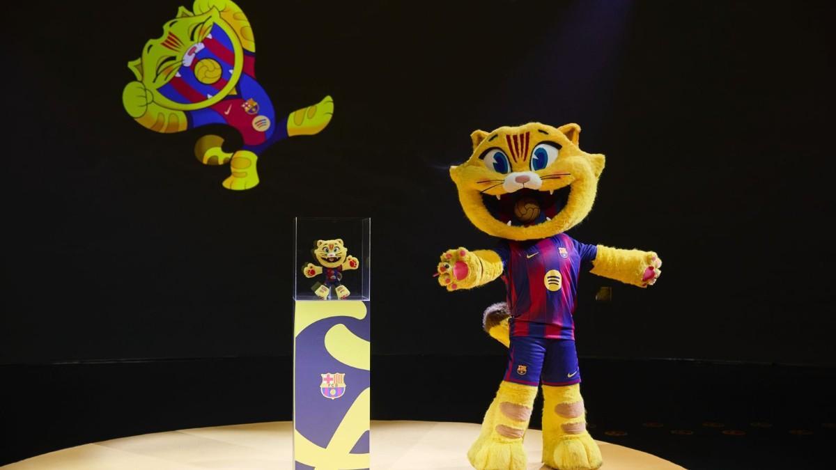 CAT, la mascota del Barça, descubre en sociedad su nuevo peluche