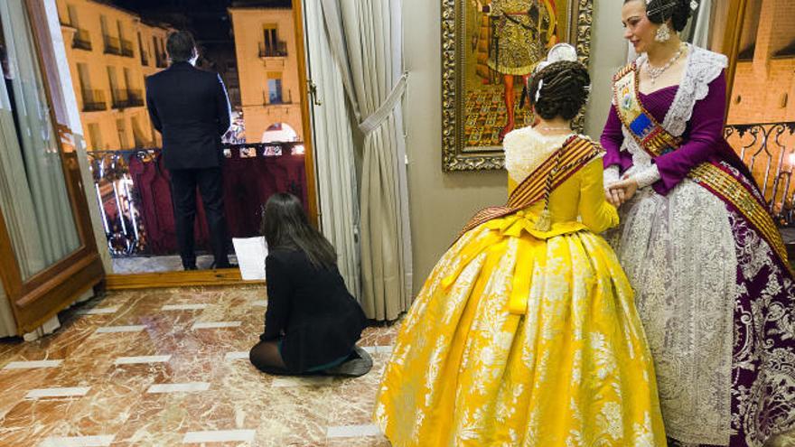 Arturo Torró y Gema Moratal, junto a las falleras mayores de Gandia, en la Crida del 9 de febrero.