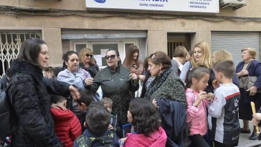 La Academia Altabix cierra el comedor escolar y las familias amenazan con dejar el centro