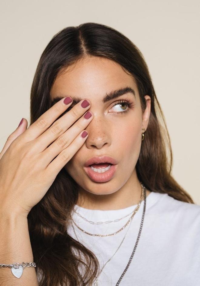 Hana Cross para Bershka beauty con esmalte de uñas