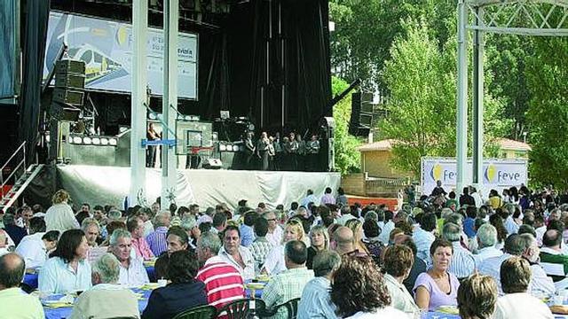 La pista polideportiva cubierta del Colegio Poeta Antón de Candás, ayer, con 800 comensales.