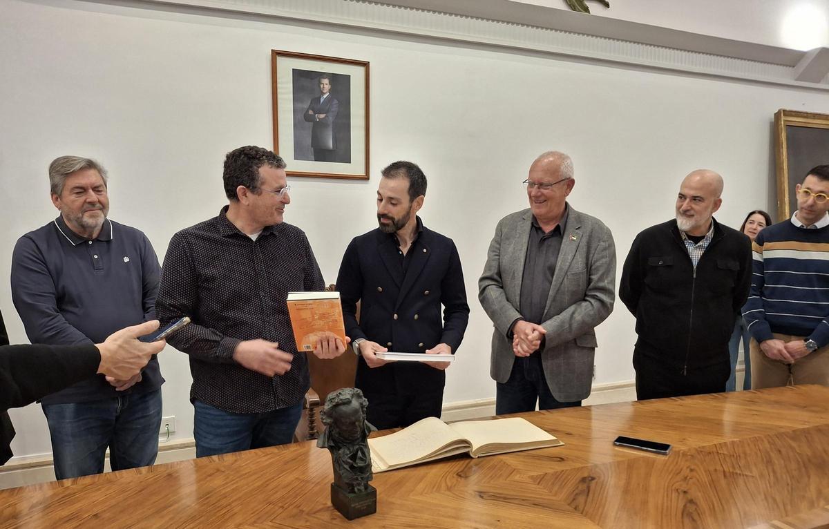 El concejal de Cultura entrega al cineasta los libros de "Dénia, ciutat del cine"