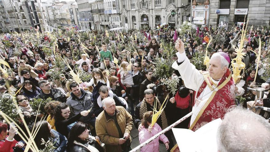 El obispo Fiúza durante la bendición de las palmas.// R. Grobas