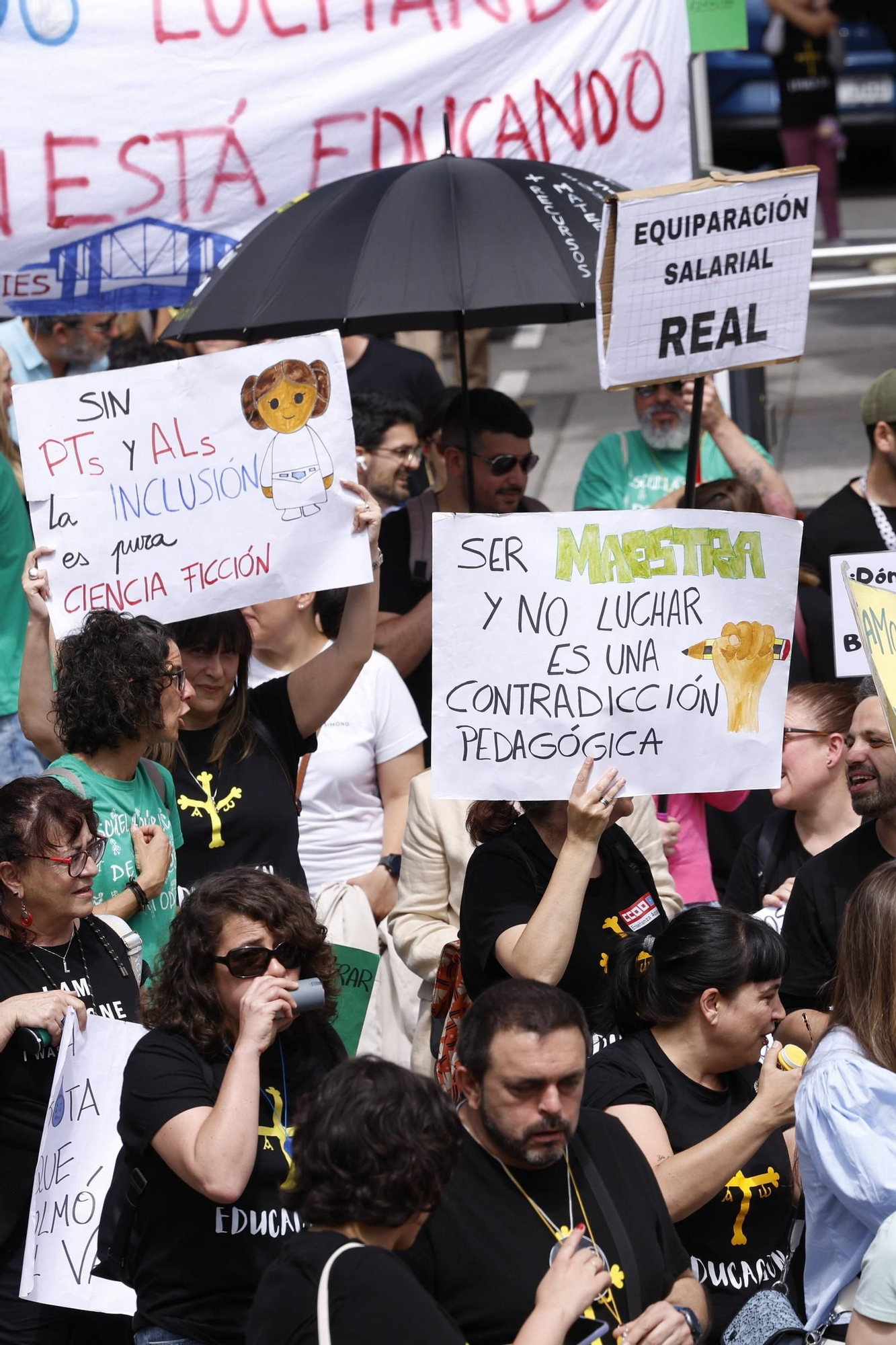EN IMÁGENES: Cientos de profesores se manifiestan en Oviedo en la cuarta jornada de huelga
