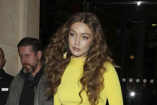 Gigi Hadid paseando por París