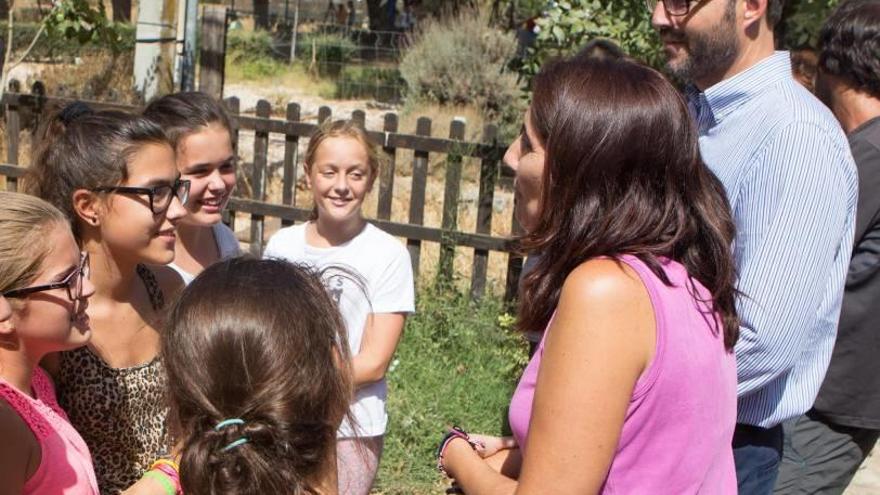 El alcalde visitó ayer la granja escuela Jovent.