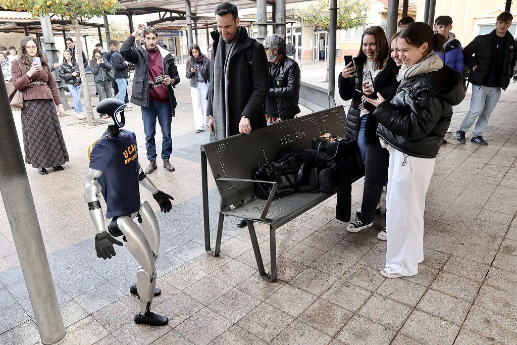 La demostración de los dos robots que han estado este martes en el Campus de Los Jerónimos de la UCAM, en imágenes