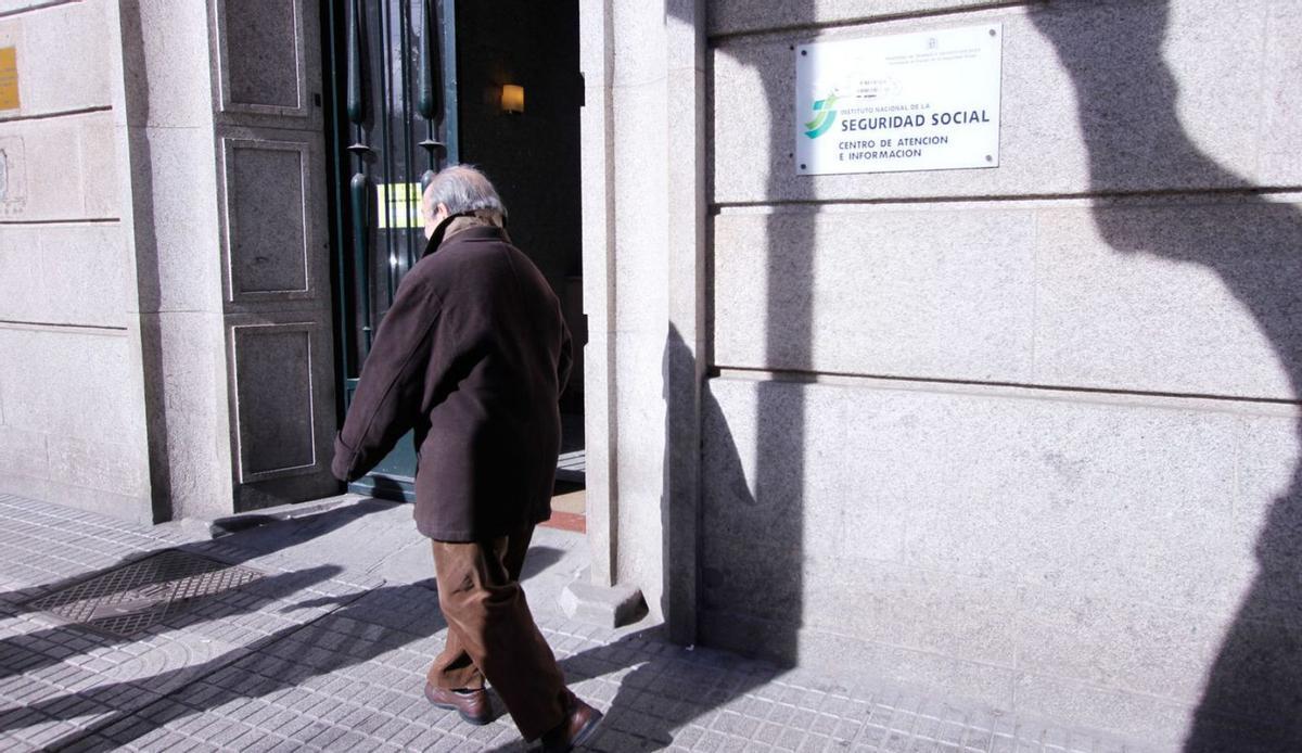 Un jubilado junto a las dependencias de la Seguridad Social en Zamora. | ´Jose Luis Fernández