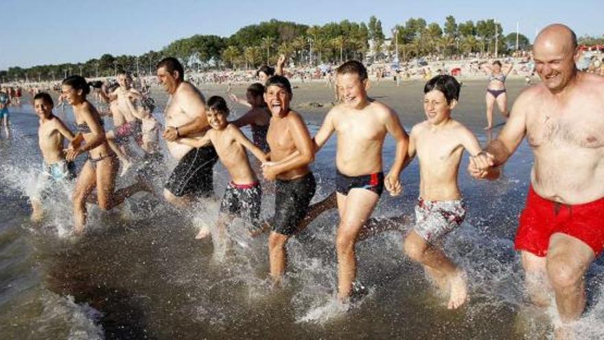 Arriba, un grupo de jóvenes bañistas se divierten en la playa de Samil. A la derecha, el edil de Democracia Ourensana Gonzalo Pérez Jácome camina por la capital provincial, donde un termómetro callejero marca 51 grados.  // J. Lores/B. Lorenzo