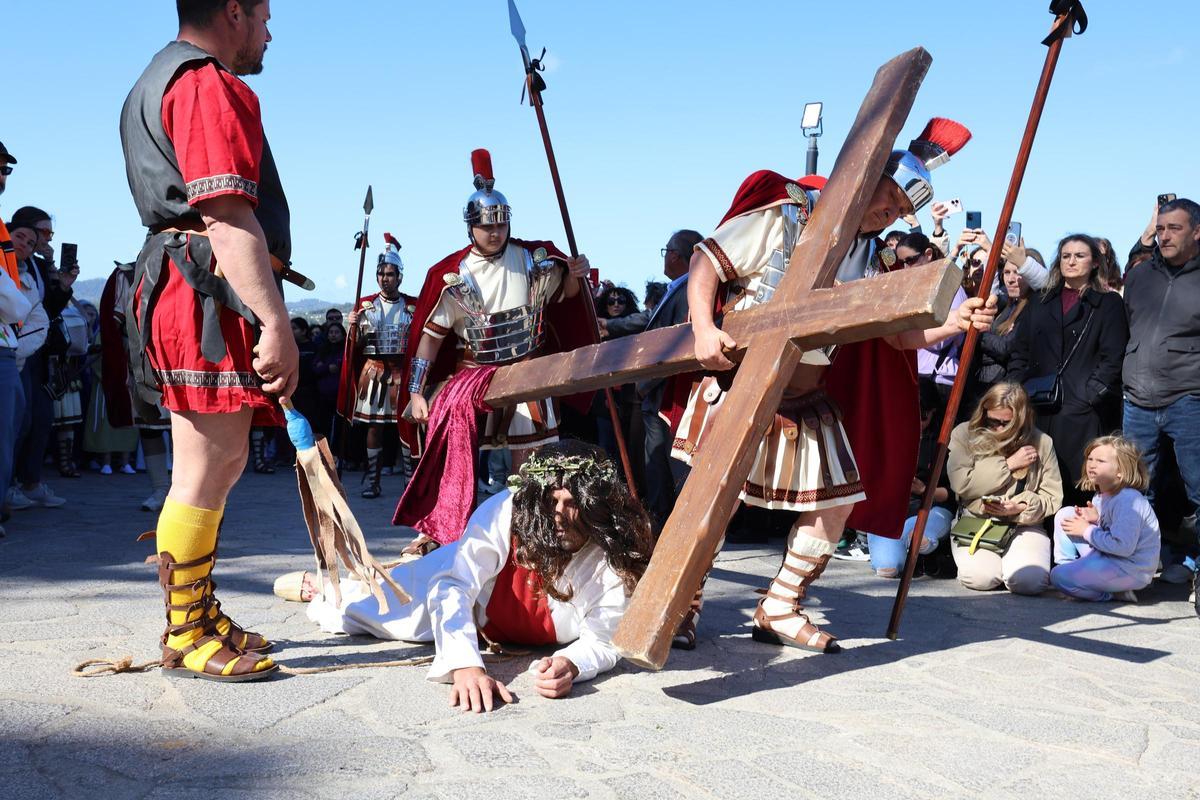 Una de las caídas de Jesucristo durante el vía crucis