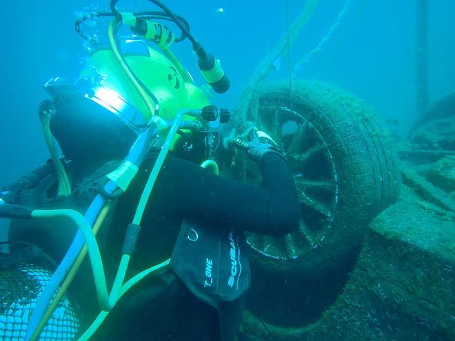 Maniobras para sacar el coche de la bahía de Salinetas