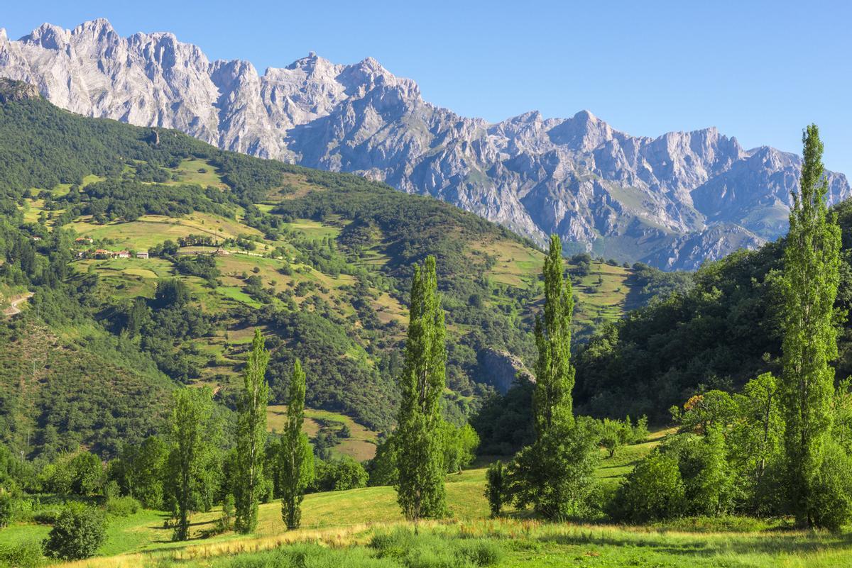 Picos De Europa las montañas junto a la Fuente De village, Cantabria
