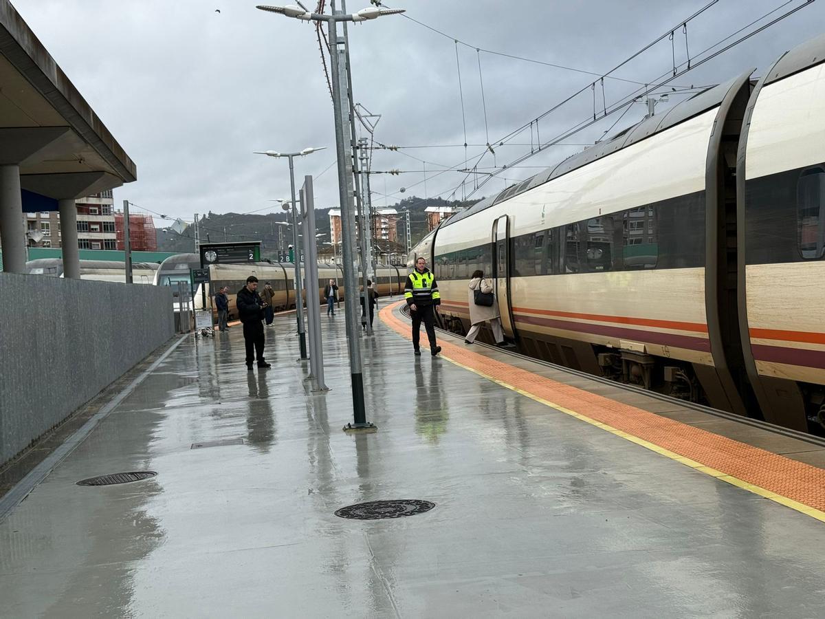 Pasajeros de un Avant en Ourense a la espera de salir durante la huelga