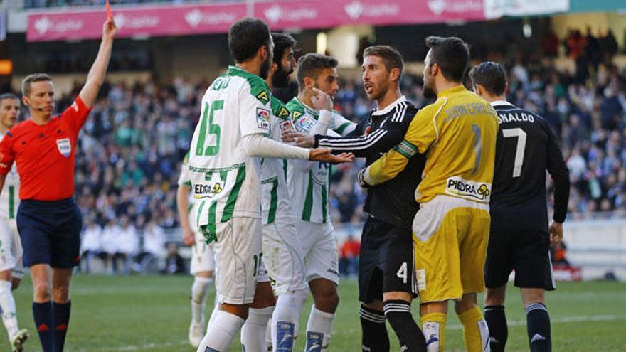 Cristiano Ronaldo es expulsado por el árbitro canario en el Nuevo Arcángel mientras Sergio Ramos habla con los jugadores del Córdoba.