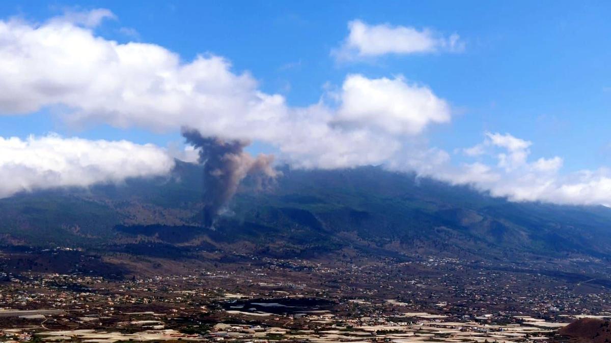 La columna de fum del volcà en erupció a l&#039;illa de La Palma, el 19 de setembre del 2021