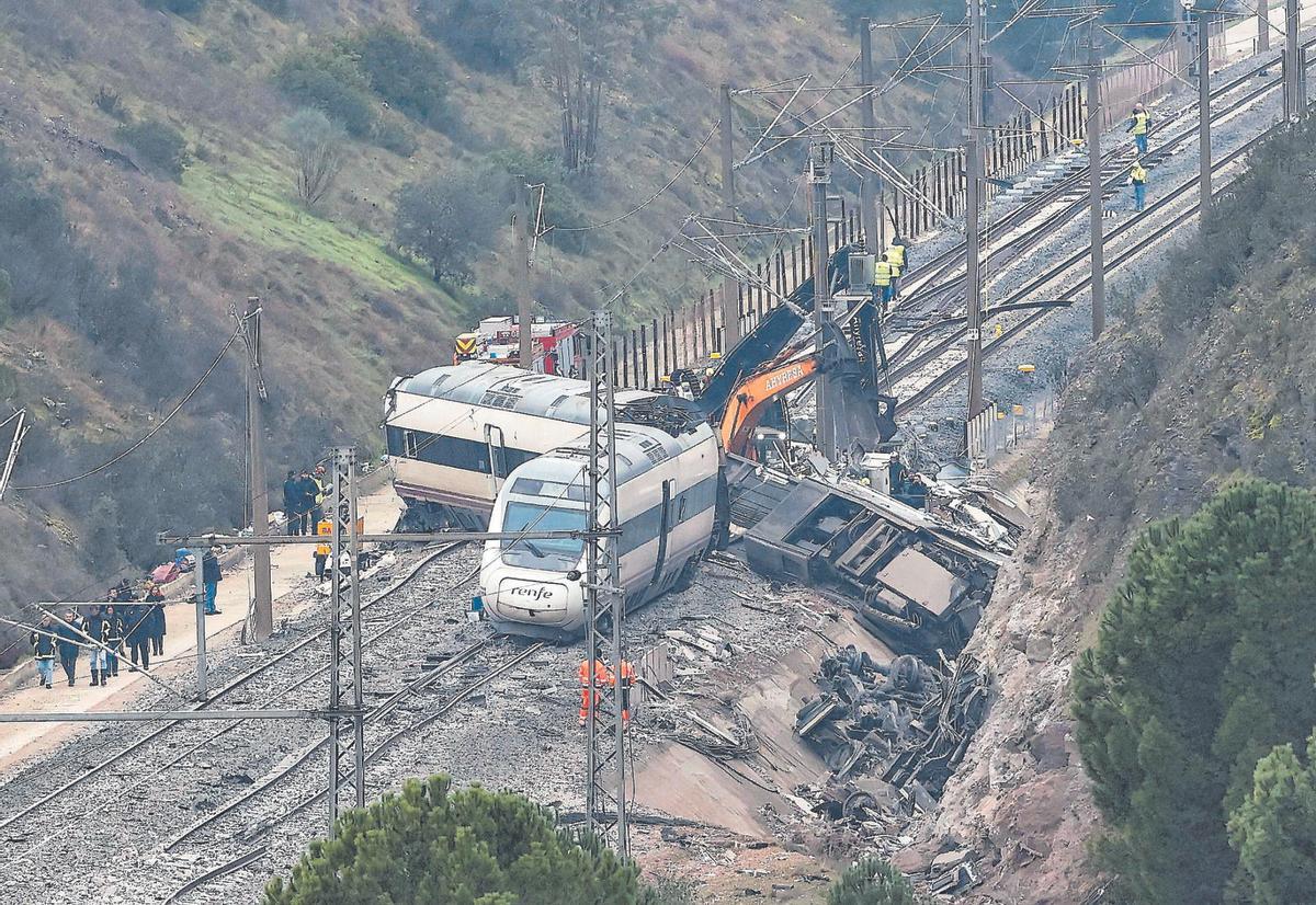Restes de l’Alvia que va col·lidir diumenge passat amb un tren Iryo, ahir al lloc del sinistre, a Adamuz. Restos del Alvia siniestrado en la colisión con un Iryo el pasado domingo aún en la vía, este miércoles. EFE/ J.J. Guillen