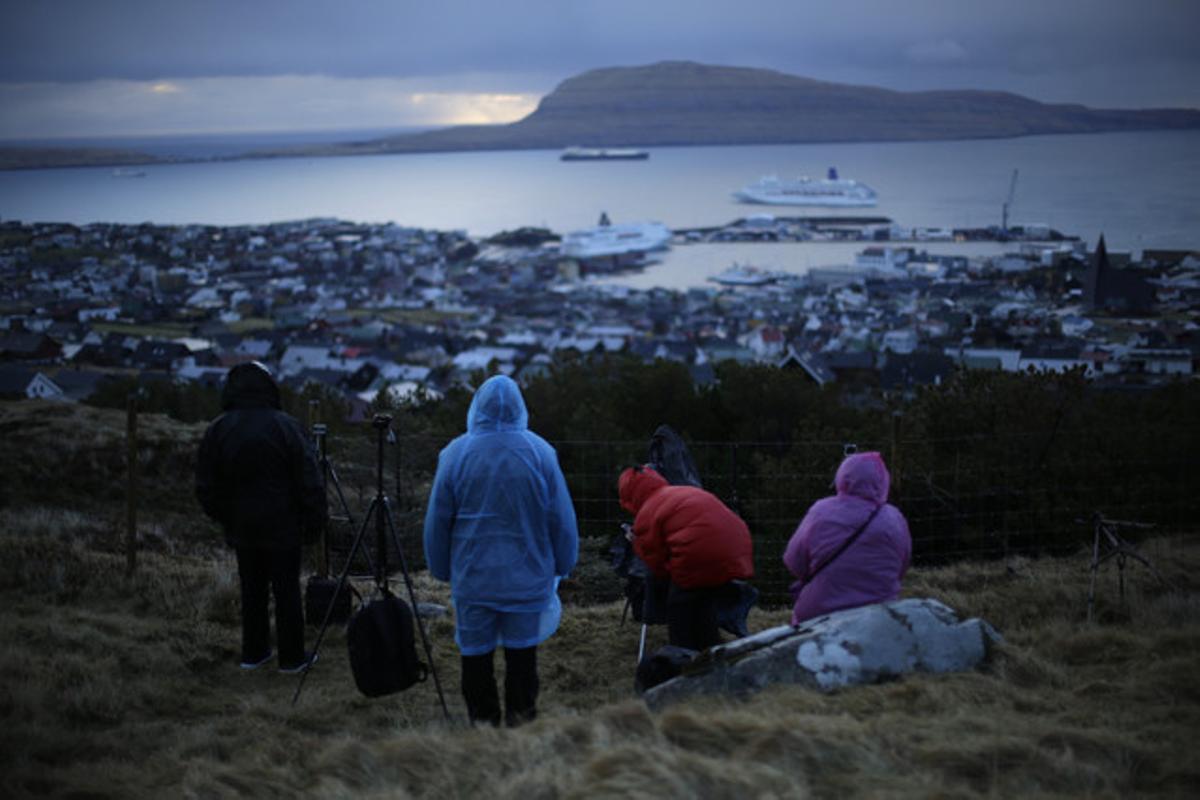 Esperant l’eclipsi en un turó a Torshavn, capital de les illes Fèroe.