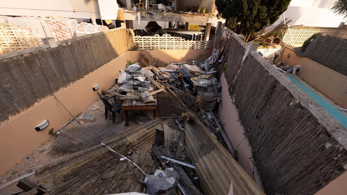 Impresionantes imágenes de los destrozos provocados por la explosión de un piso en Ibiza